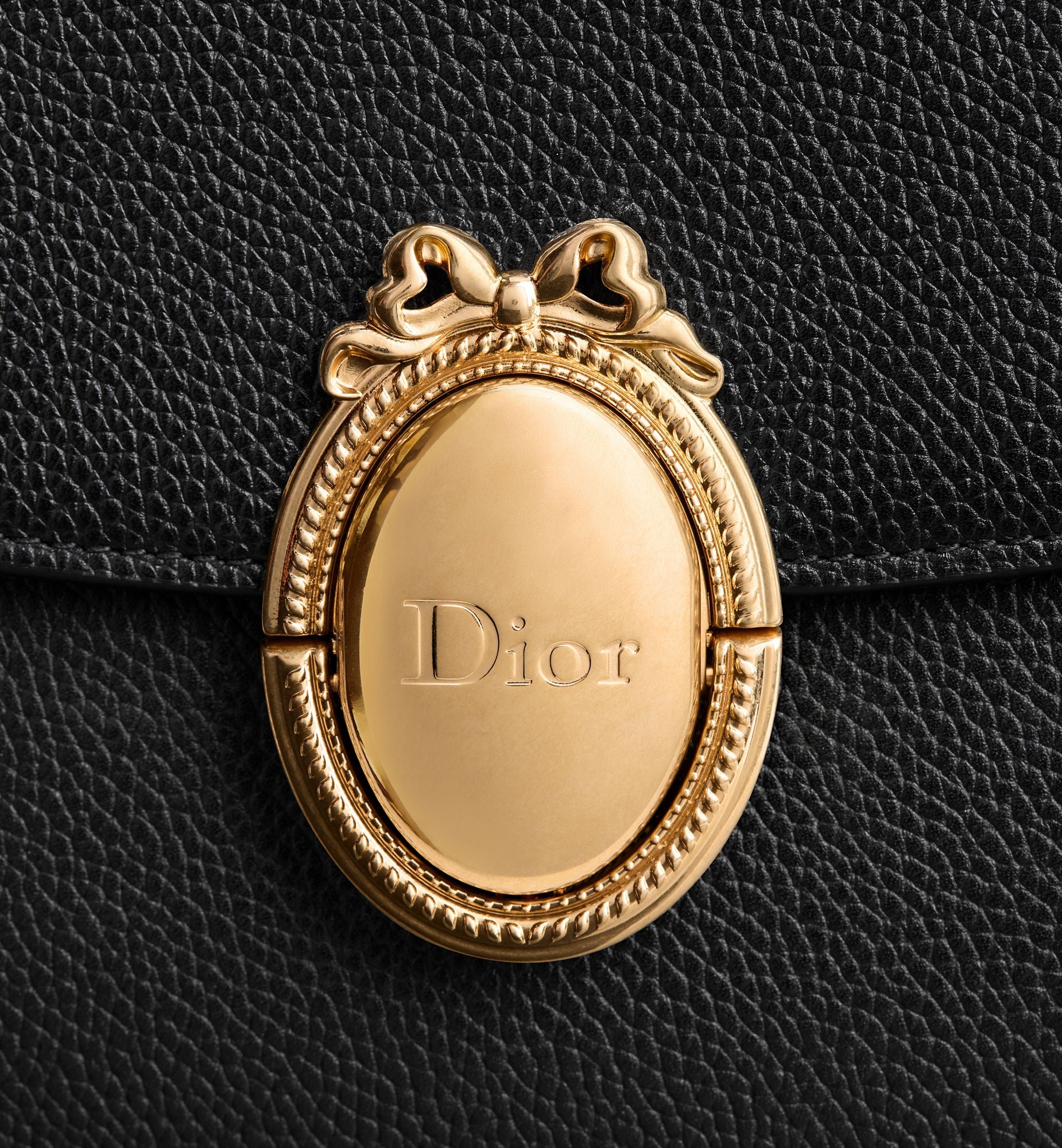 Women's Medium Médaillon Flap Bag With Grained Calfskin And Signature Clasp