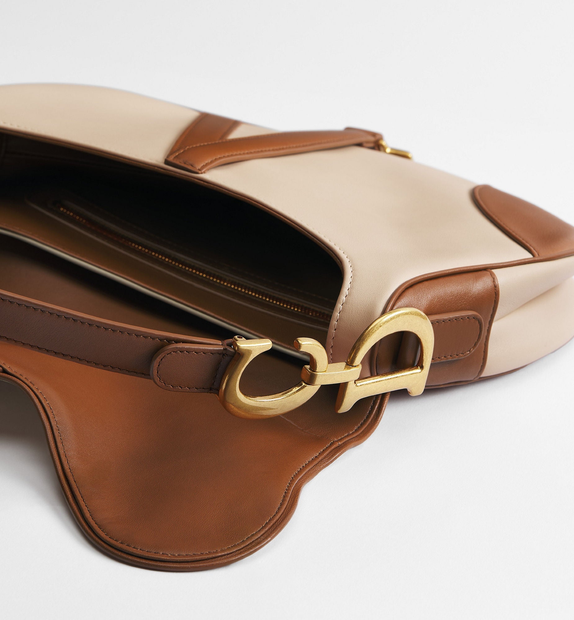 Women's Medium Saddle Bag With Two-Tone Trench And Marron Bobby Calfskin And Strap