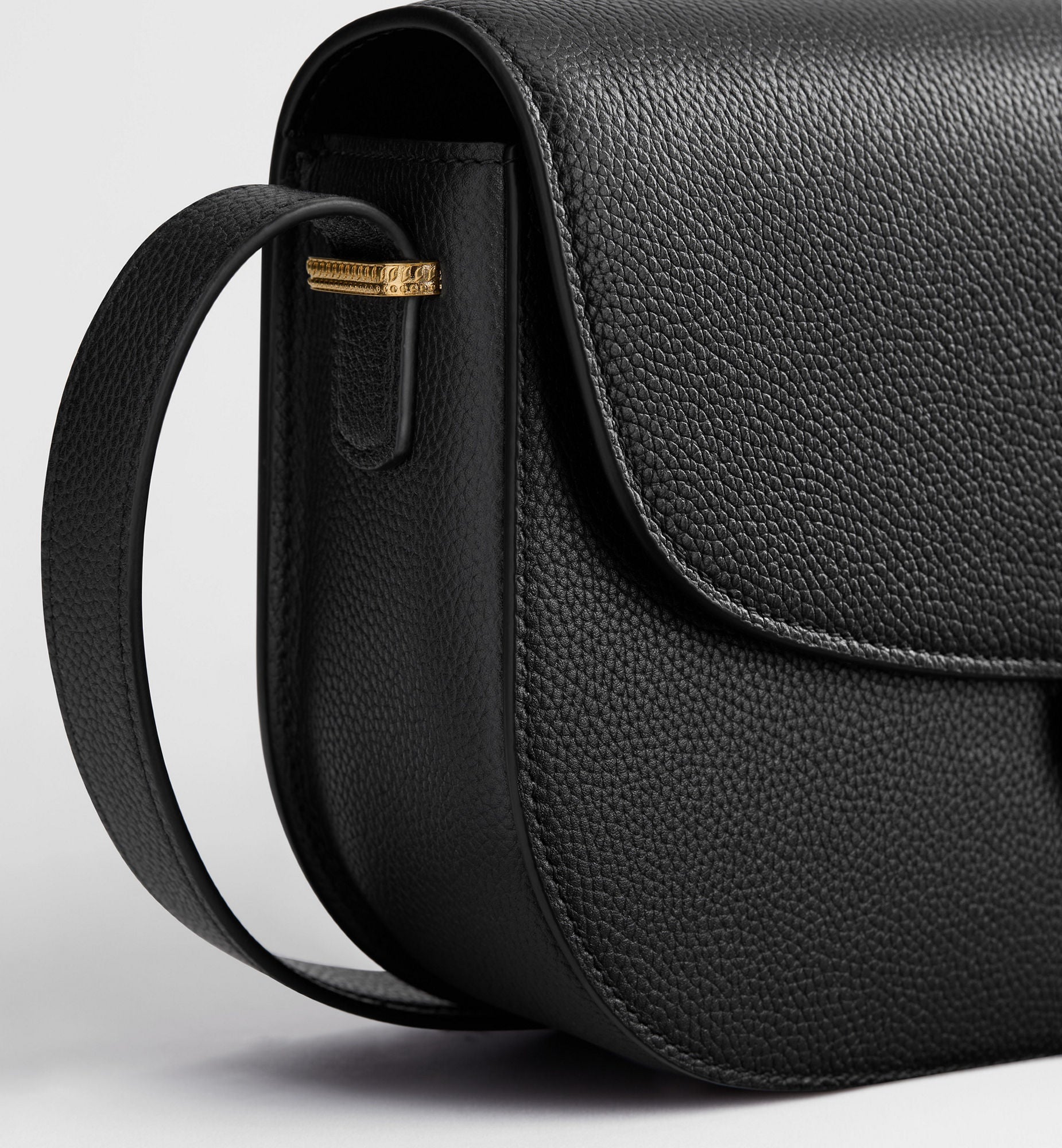 Women's Medium Médaillon Flap Bag With Grained Calfskin And Signature Clasp