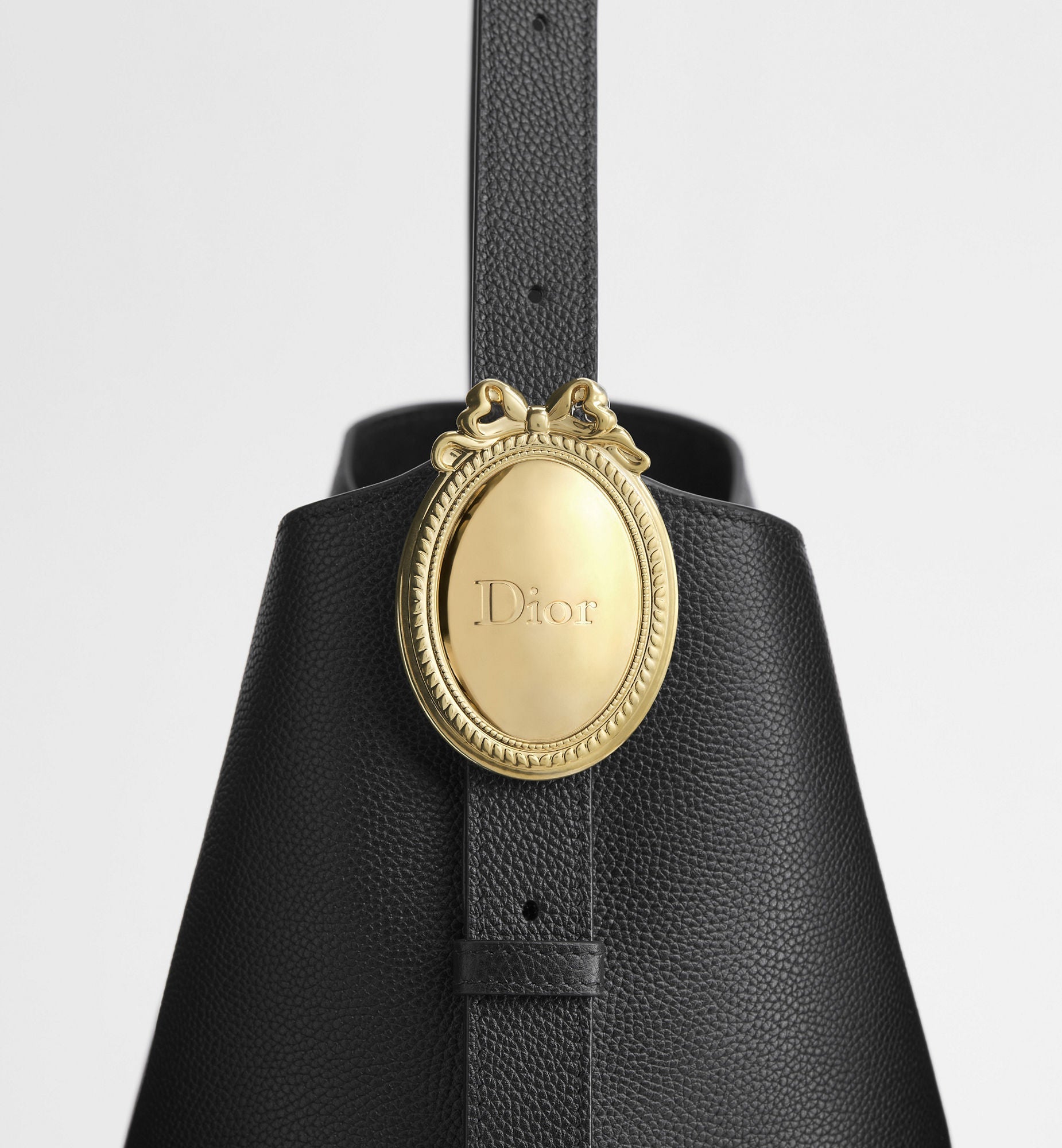 Women's Medium Médaillon Bucket Bag With Black Grained Calfskin And Signature Clasp