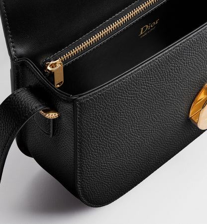 Women's Medium Médaillon Flap Bag With Grained Calfskin And Signature Clasp
